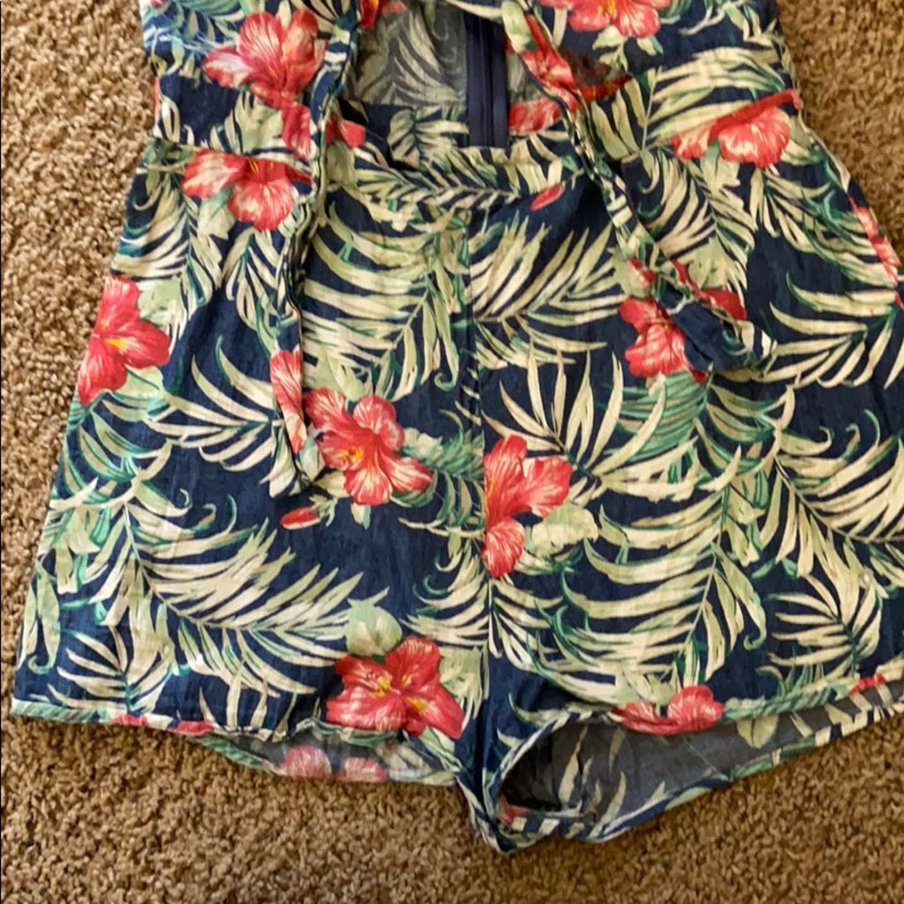 Hawaiian print floral romper with Tie top - Picture 3 of 4